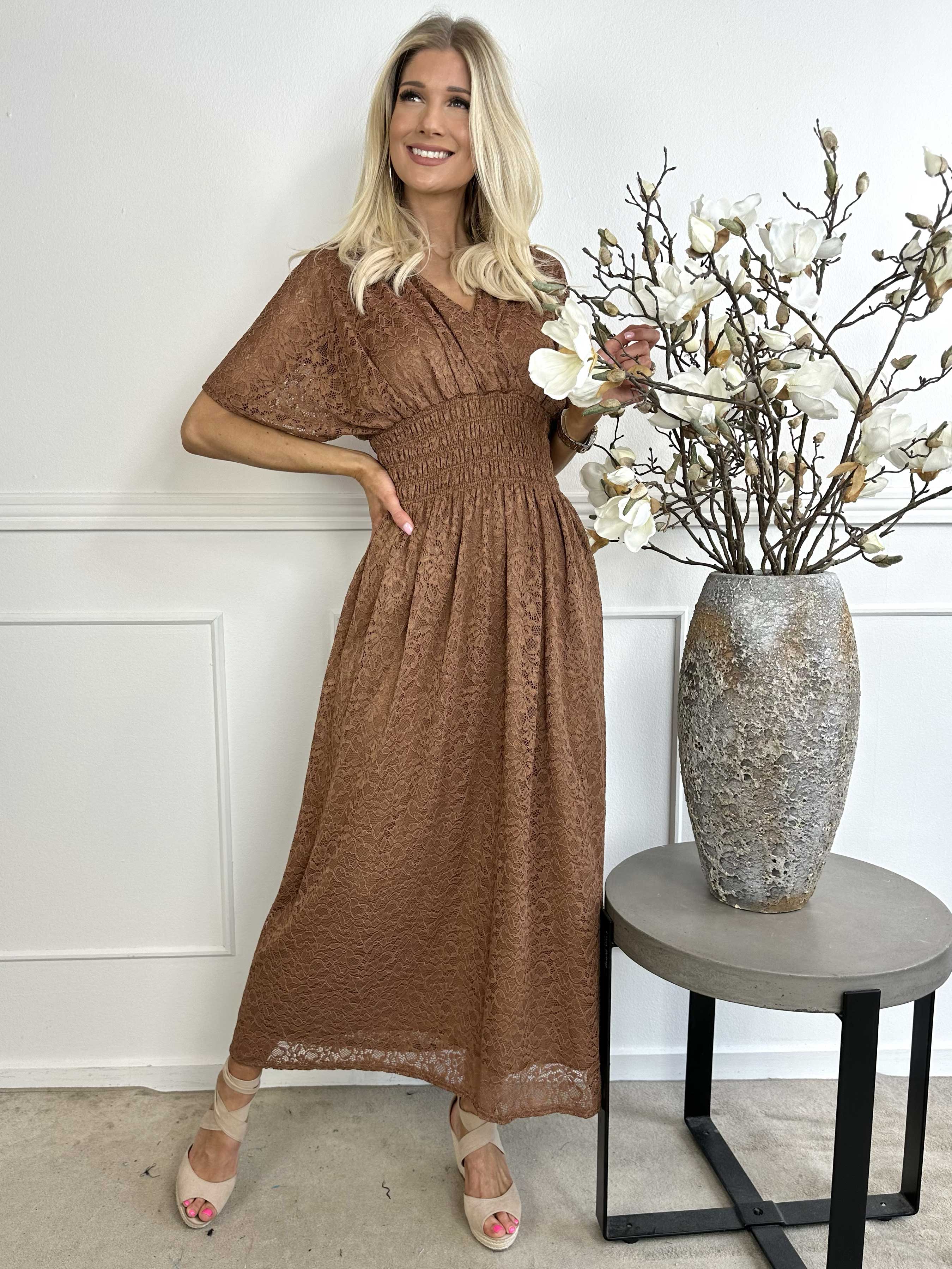 Pams Lace - Lang kjole i blonde med smock under brystet
